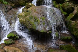 Myra-vízesések nagy szikla